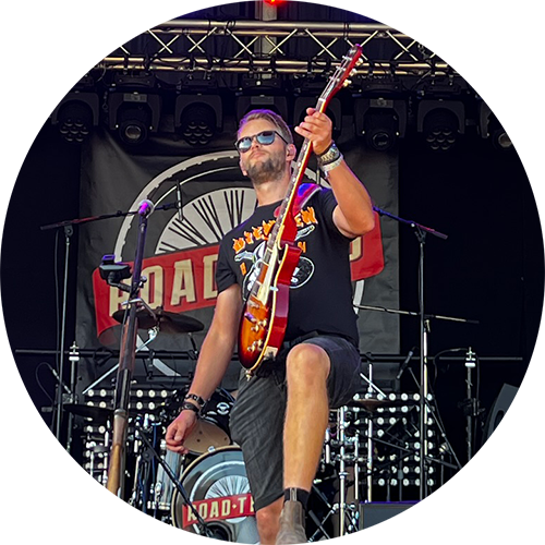 Zanger en gitarist van Road Trip Coverband tijdens een optreden.
